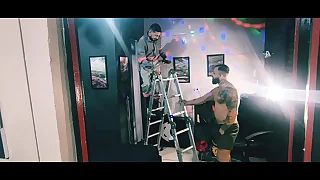 O eletricista veio arrumar a fia&ccedil;&atilde;o&comma; mostrando o volume e ca&iacute;mos na pica dele - Parte 01