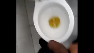 Mijando a cerveja e balan&ccedil;ando a rola