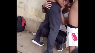 OFERECI O RABO DO MEU AMIGO PARA VARIOS HOMENS